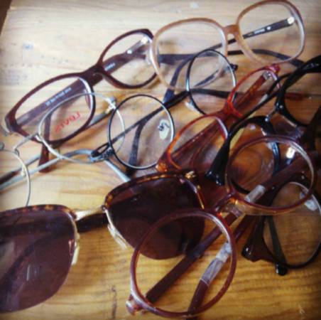 老旧的眼镜经过修复后，更具有收藏价值。