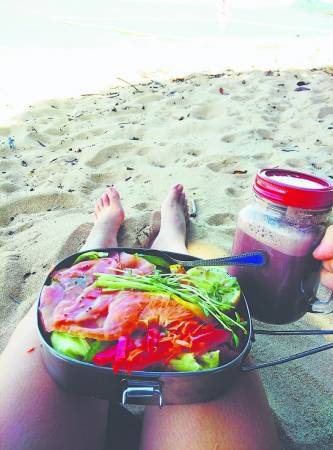 在凯恩斯海滩,用饭盒和玻璃罐买了一份三文鱼沙拉和热巧克力,享受阳光和沙滩!