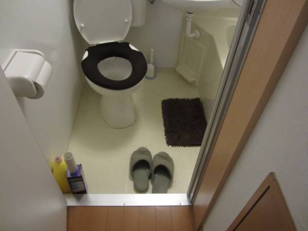 经常保持厕所地面的干爽，或者准备一双防滑拖鞋，以免发生在厕所摔跤的意外。