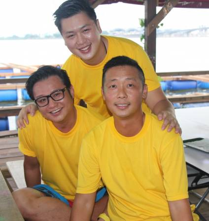 李铭雄（右），陈顺平（左）和陈钺升（后）看准商机，在振林山发展旅游业。