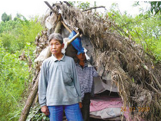 “鬼屋”不敢住了，婆孙俩被迫住窝棚。