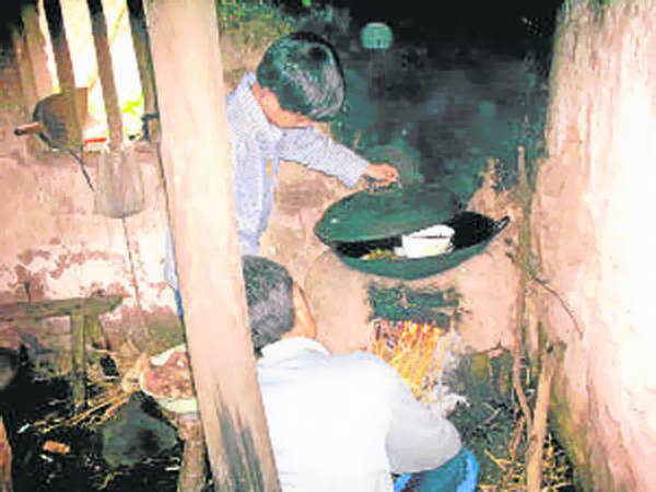 白天，婆孙俩回到 “鬼屋”旁生火做饭。