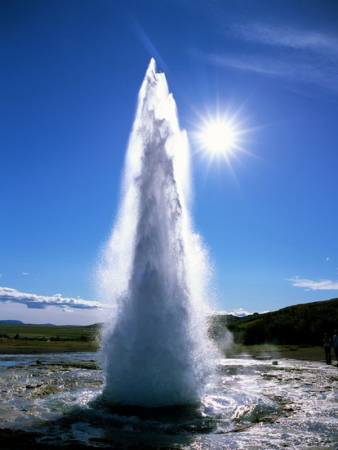 不定期喷射的间歇泉，是堪察加的标志性景色之一。
