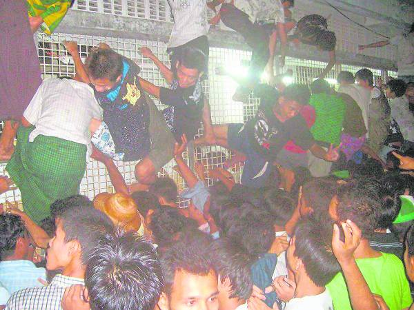 缅甸发行最大的英文媒体《伊洛瓦底》报导高考凌晨放榜的新闻，现场可见人群犹如恐怖片的「丧尸」场景，令人触目惊心。