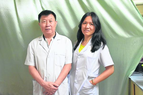 来自中国辽宁省的赵明禹医师，即将回国退休，但他已将毕生绝技传授予刘雪芬。