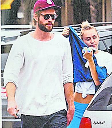 与未婚夫Liam Hemsworth复合后,病情看似没有好转,早前突然在街上脱去上衣。