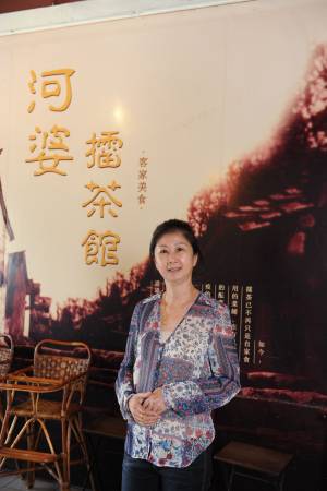 ◆蔡美玲将外婆的祖传养生美食擂茶,让更多人品尝。