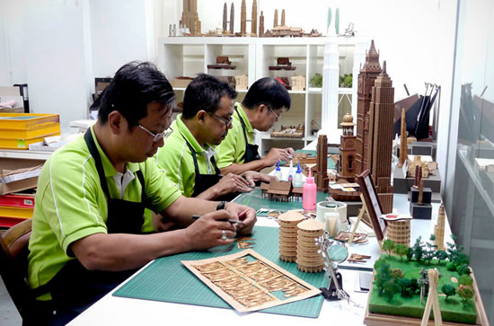 游客可以到DIY制作体验区,自己亲手做模型。