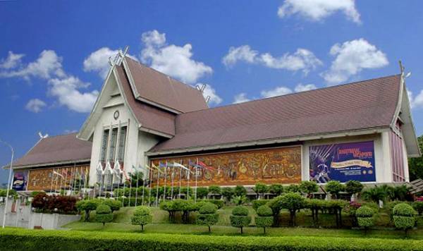 博物馆外墙上的大型壁画,记录了独立重要画面。 国家博物馆(Muzium Negara) 地址:Muzium Negara,Jalan Damansara, Tasik Perdana,50566 Kuala Lumpur 电话:03-2267 1000 网站:http://www.muziumnegara.gov.my/ 开放时间:每天9:00am 至 6:00pm 收费:马来西亚公民 RM2.00,非公民 RM5.00 卫星导航:3.137956,101.687117