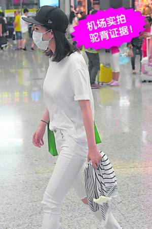 杨幂再怎么清新漂亮,也抵不过那驼背的身形。