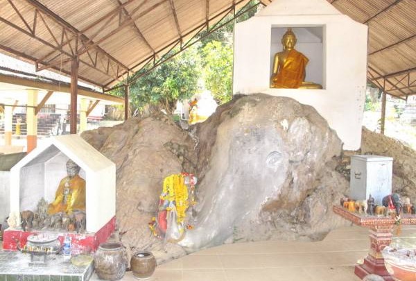 岛上居民为了纪念高僧“马哈莱”的功劳，雕刻了一尊3尺高“马哈莱”的塑像，安奉在石象神上膜拜，以示敬仰。