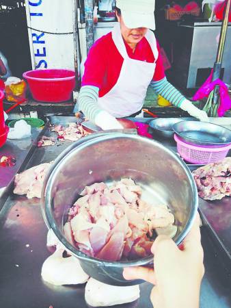 小贩对于自备锅子买肉一点都不惊讶，反而还很鼓励呢。 