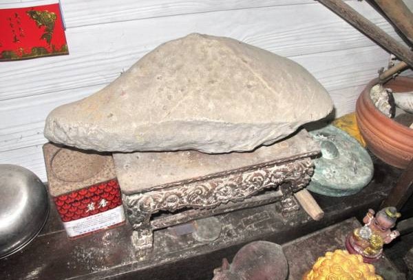 “山井寺”佛寺中保留有1块神奇石头，由于它的形状特别，所以被摆放在佛寺的佛堂。
