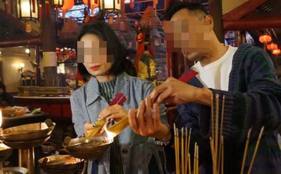 小聪听取太公指示,到庙里在神明面前说明一切,并请求神明传达意愿。