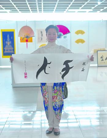 高嘉手中的“般若”简单而优雅,彰显着女性的内心简单心境,细微的情绪。