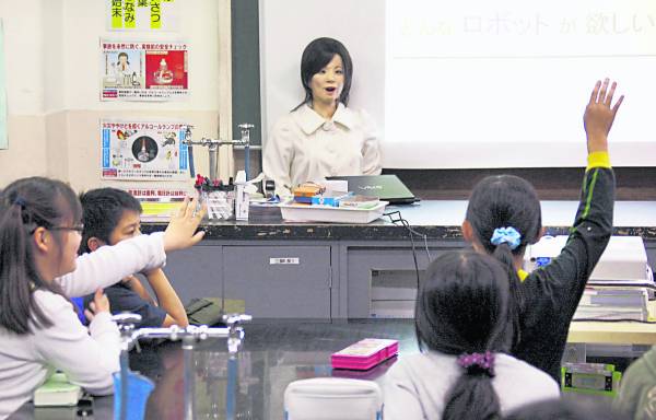 日本已有学校使用“机械人老师”，代替真人向学生授课。