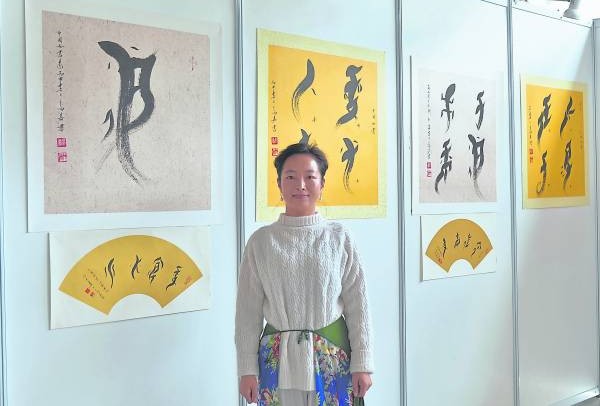高嘉不但是中国女书文化交流大使,也是中国女书文化传承人之一。