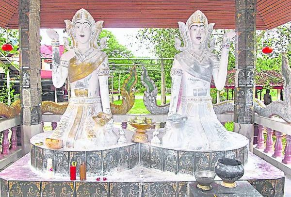 替招财女神涂爽身粉,然后再把女神身上的粉涂在自己的额头、脸及双手,就能把女神的财气带回家啦!
