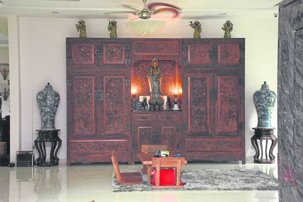 以黄花梨木手工精雕而成的大龙顶柜，乃民国时期的官窑珍品，估计市值超过100万令吉。