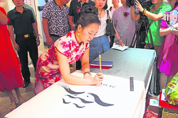 鱼在佛教里是一种吉祥的生灵,而高嘉写女书的特点是将字写成“鱼”的形态,所以每个是都充满吉祥。
