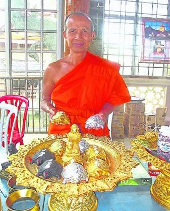 帕古乐坤高僧表示，以镍莱粉制作的发财圣龟不但可以招来正横财，也能庇佑合家平安。