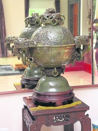 清朝时期的珍品——龙鼎，以大型和田碧玉雕琢而成，一体成型，古代用作焚沉香之用途。
