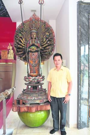 刘博士视为“家传之宝”珍藏的宋代千手观音木雕神像。