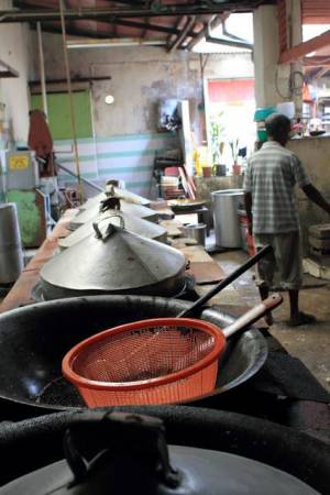 旧式的炉灶上并列着制作糕点的大锅。
