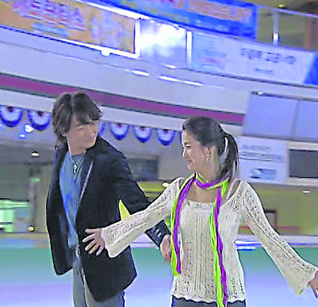  《浪漫满屋》里宋慧乔带着Rain 大显高超的滑冰招式。
