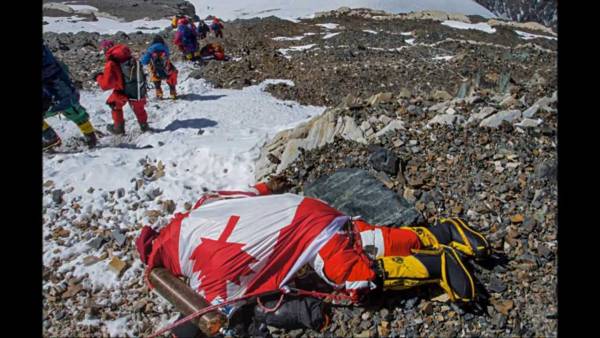 攀珠峰，沿途可看到不少遇难者的尸体，虽然有很多人想把他们带下山，但这几乎是“不可能的任务”，只能让他们继续留在这里。
