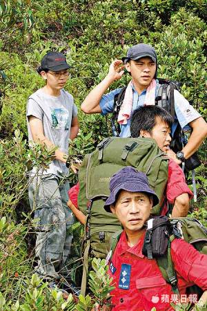 袁志勇如人间蒸发，其两名队友（后排），当时也协助消防员及警员搜索。 