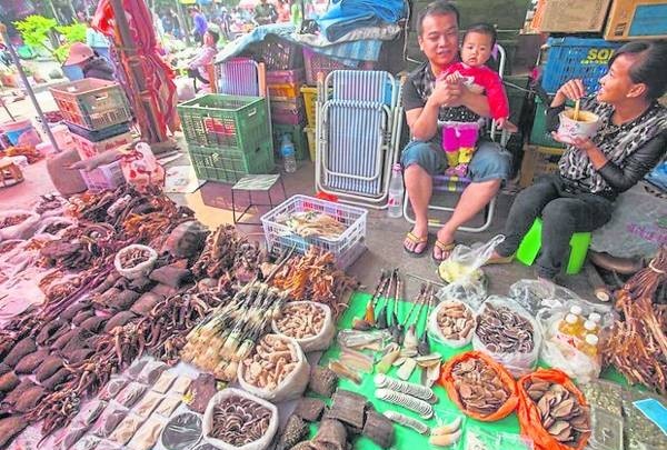 猛拉城的市集，到处可见售卖动物器官的小贩，多年来是售卖稀濒危动物的国际非法交易地盘，顾客多是中国人。