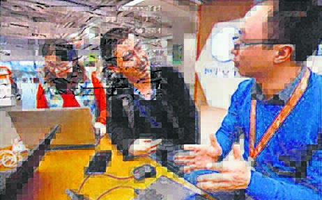 鉴黄工作可以在家进行,行动不便的赵凯不用每天舟车劳动上下班,只需间中到相关企业,交流网上淫亵资讯的最新运作模式,从而商讨更有效的拦截方法。