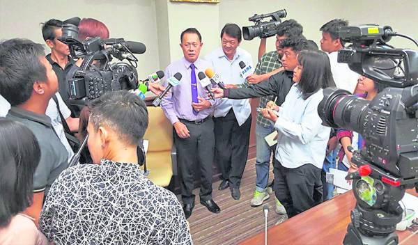 赛恩免费发放抗癌药物引来人潮排队,同时也惊动了媒体的关注,纷纷前来采访。