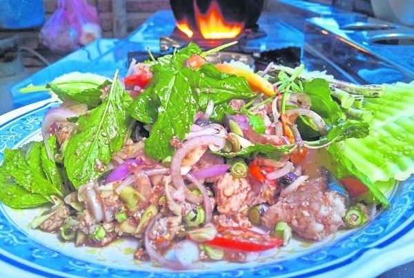 koi pla家常菜以未煮熟的鱼肉为主,被认为会致癌。