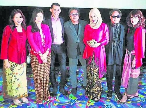 禁了12年的《Dukun》导演戴恩沙溢(右2)、怀沙胡先(左3)、乌米艾达(右3)、哈斯努拉末(右4)、艾丽娜(左2)等主演即开心又安慰。