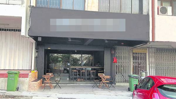 灰灰沉沉的店面,看起来毫无生气,生意自然不好。