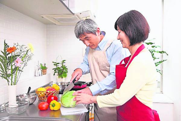 当长辈有需要帮忙时,我们可以从旁协助完成,而非剥削他们自己动手的机会。