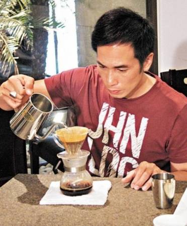  出名爱咖啡成痴的他在不少香港杂志里都有自己的咖啡专栏。