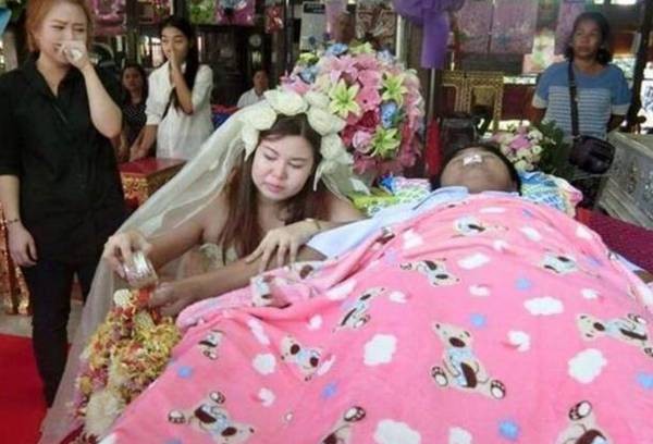 男友心脏病去世，痴情女友披上婚纱嫁给他。