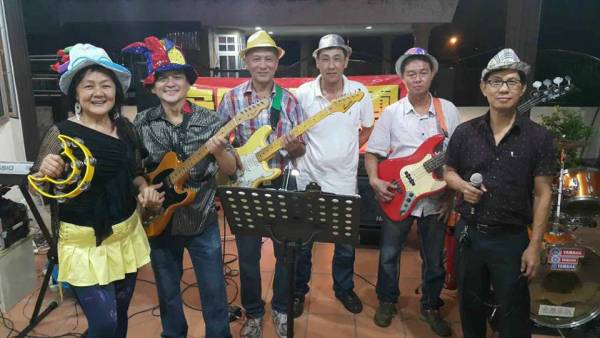 王松富（左二）与一班友好成立的“宏愿慈善乐队”，为社会弱势群体传递和温情。