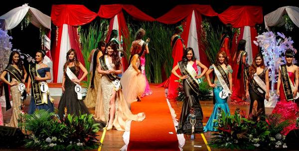 2016年的印尼变性人选美大赛，轰动全球。