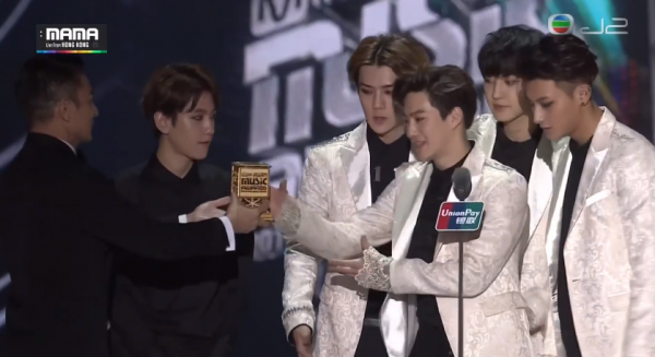 当时偶像团体EXO因单手接收奖项，而被人视为无礼。