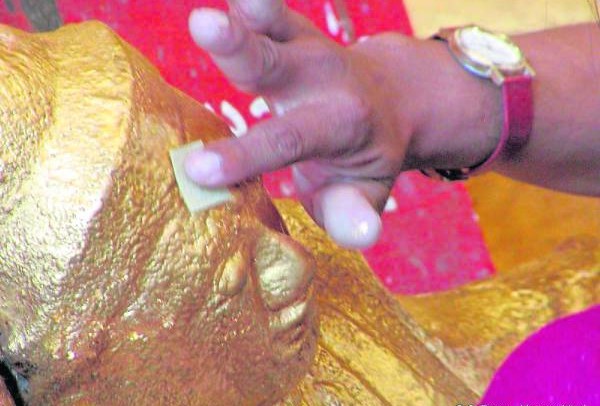 将金箔贴在物体表面称为贴金，传统的贴金要用手来完成，已经传承了数百年。