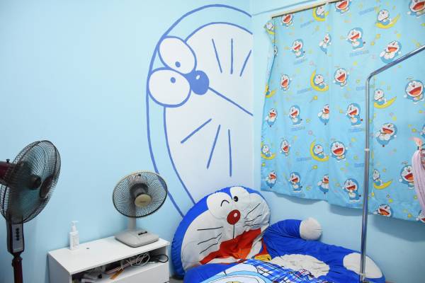 黄爸爸一手打造的“哆啦A梦”主题睡房，每天晚上与孩子一起在卡通漫画世界入梦。