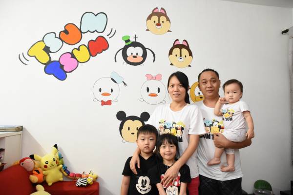 黄爸爸和太太用可爱卡通壁画，为孩子建构一间温暖的家。
