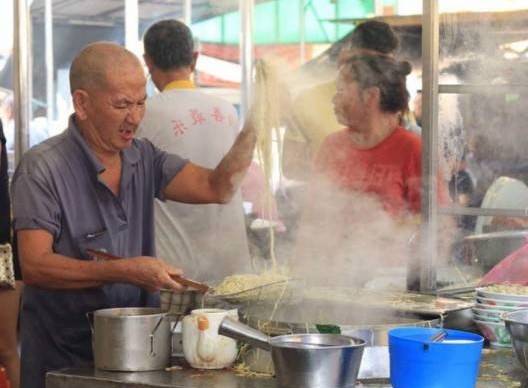 何兆添每次一开档就无法停歇,顾客总是络绎不绝。