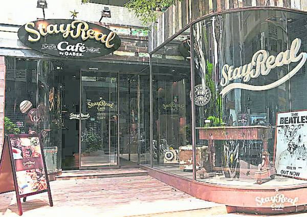 除了潮流品牌，阿信更创立了“STAY REAL”咖啡馆，被评为“游台必去的十大咖啡馆”之一。