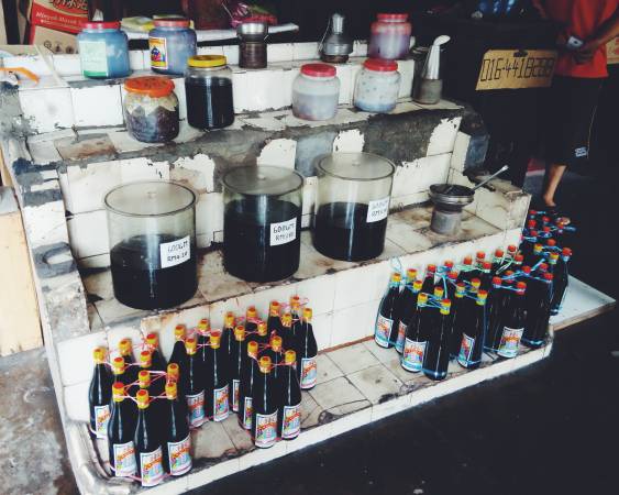 在槟城有好几家传统酱园，顾客可以自备容器去购买，保证是传统好滋味。