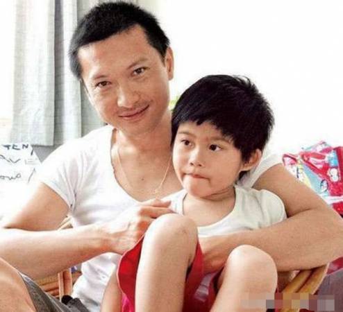 陈锦鸿说过“可以放弃事业，但不可以放弃儿子”。